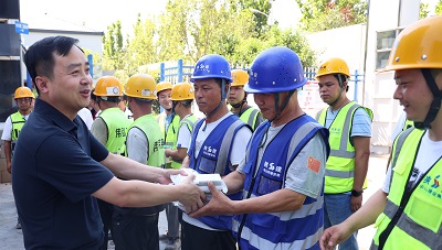 陕建控股集团党委委员、副总经理韩军锋到学府郡项目慰问一线劳动者